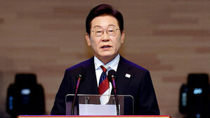 [여담야담] 이 대통령 지지율 57%…'광복절 특사 부적절' 54%