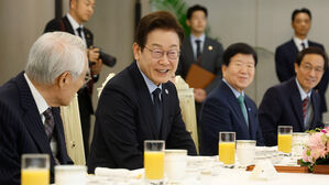 이 대통령, 민주 상임고문단 오찬&hellip;"새로운 나라 만드는 데 최선"