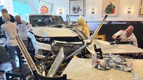 창 뚫고 돌진한 SUV…고령 운전 차량에 식당 손님들 참변