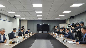 전공의 복귀 앞 마주 앉은 의정&hellip;의료계 "인턴 수련 기간 단축"요구