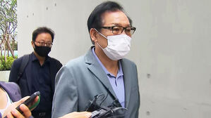 '심사 포기' 건진법사, 세 차례 영장청구 끝 구속