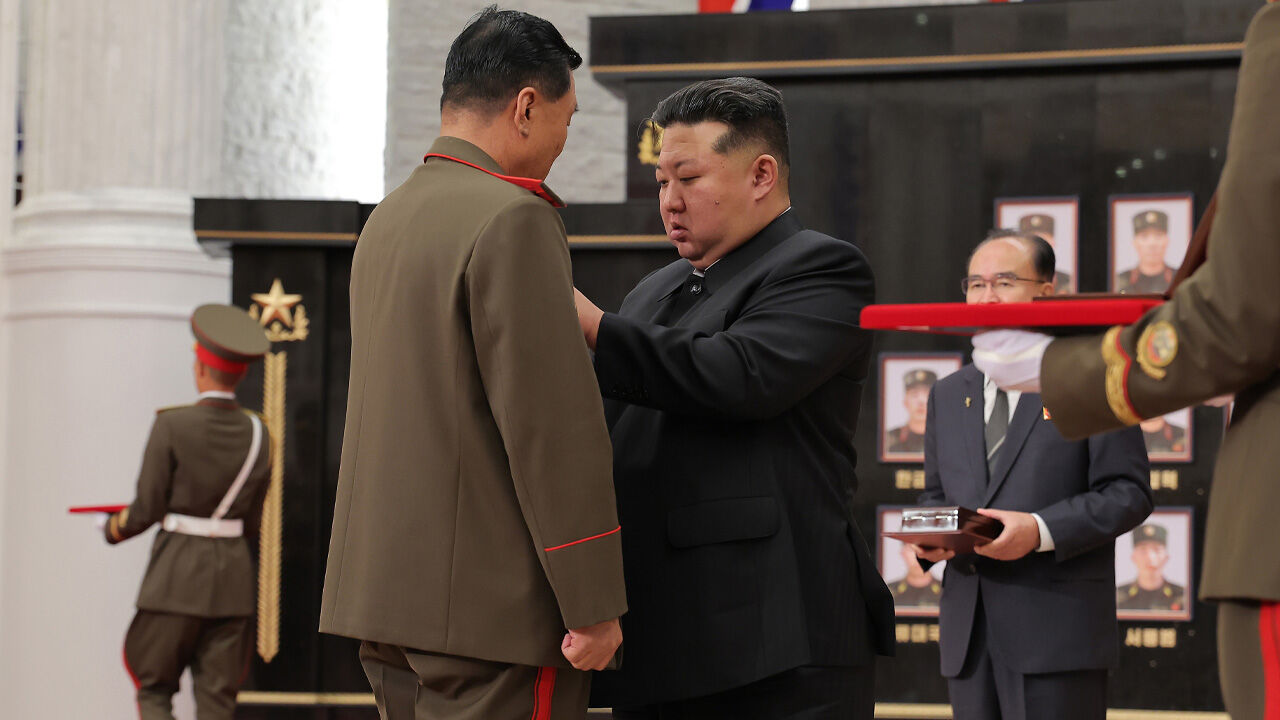 김정은 "자폭의 길, 강한 충격"…러 파병군인에 '국가표창'