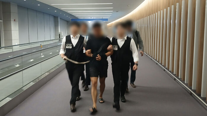 강제송환된 해킹 조직 총책 (사진=법무부 제공, 연합뉴스)