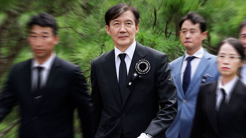 "조국, 자숙해야"…광폭 행보에 민주 부글부글