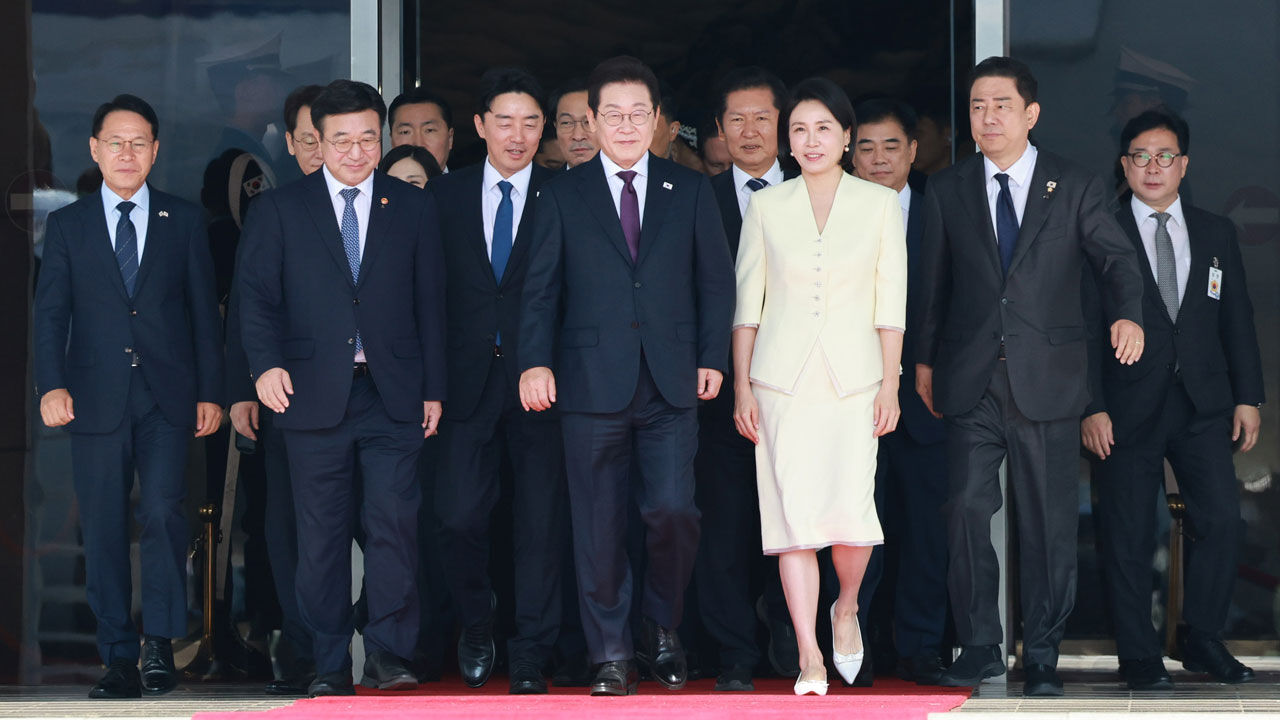 이재명 대통령과 김혜경 여사가 23일 성남 서울공항청사를 나서며 윤호중 행안부 장관, 더불어민주당 정청래 대표, 김병기 원내대표 등과 함께 공군 1호기로 향하고 있다. (사진=연합뉴스)
