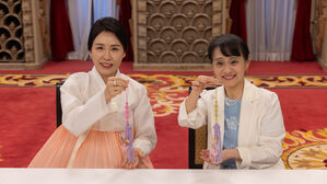 김 여사&middot;일 총리 부인, 전통매듭 체험&hellip;"양국 인연, 오래 이어지길"