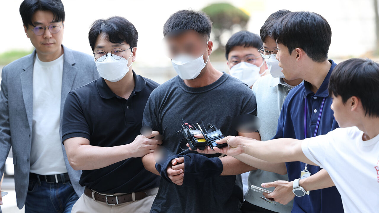 BTS 정국·재력가 노린 중국인 해킹 총책 구속심사 출석
