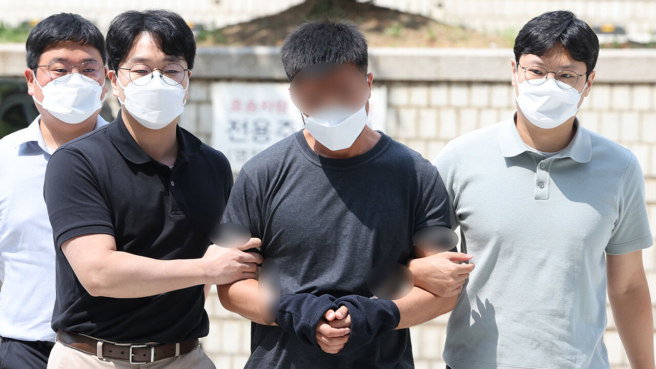 BTS 정국과 재력가들 노린 해킹 총책 구속 심사…말없이 들어가