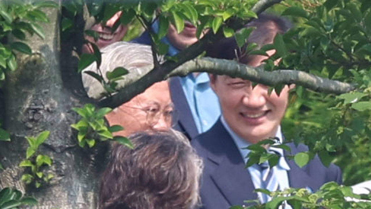 문 "초심 잃지 말고 길 굳건히 열어달라"…조국 "깊게 새길 것"
