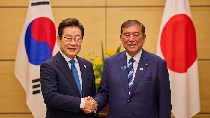 1박2일 일정으로 일본을 방문한 이재명 대통령이 23일 일본 도쿄 총리 관저에서 이시바 시게루 일본 총리와 한일 정상 소인수회담을 하며 악수하고 있다. (사진=연합뉴스)