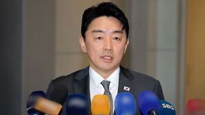 강훈식 비서실장도 미국행…"과도한 요구" 협상 난항?
