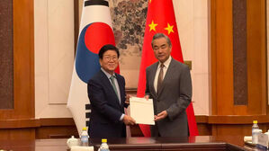 특사단, 중국에 이 대통령 친서&hellip;왕이 "양국관계 올바른 궤도로"