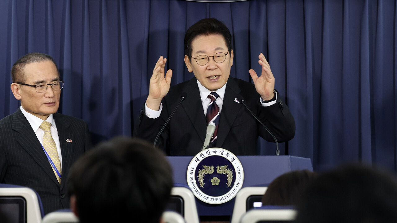 이재명 대통령이 24일(현지시간) 일본 도쿄 하네다공항 이륙 뒤 한미 정상회담을 위해 미국 워싱턴DC로 향하는 공군 1호기 기내에서 기자간담회를 하고 있다. (사진=연합뉴스)