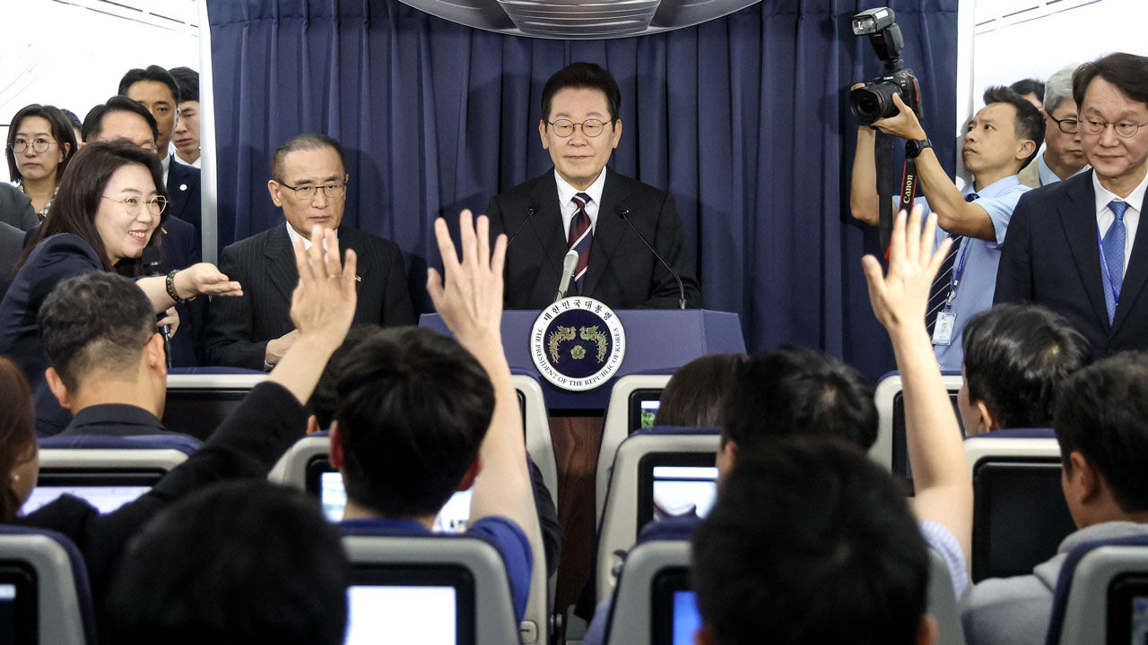 이 대통령 '깜짝 기내간담회'…"트럼프 협상법 책에 써놨더라"