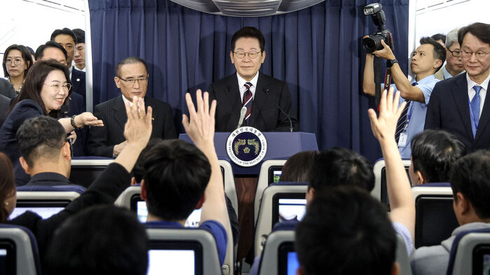 이재명 대통령이 24일(현지시간) 일본 도쿄 하네다공항 이륙 뒤 한미 정상회담을 위해 미국 워싱턴DC로 향하는 공군 1호기 기내에서 기자간담회를 하며 취재진의 질문을 받고 있다. (사진=연합뉴스)