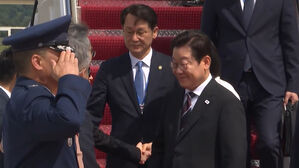 [현장영상] 공군 1호기서 내린 이재명 대통령 내외&hellip;미국 대령이 손에 쥐어준 건?