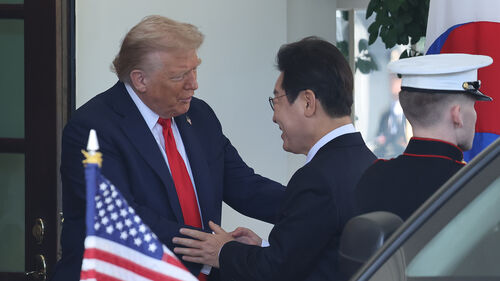 이재명 대통령이 25일(현지 시간) 한미 정상회담을 위해 미국 워싱턴DC 백악관에 도착해 도널드 트럼프 미국 대통령과 악수하고 있다. (사진=연합뉴스)