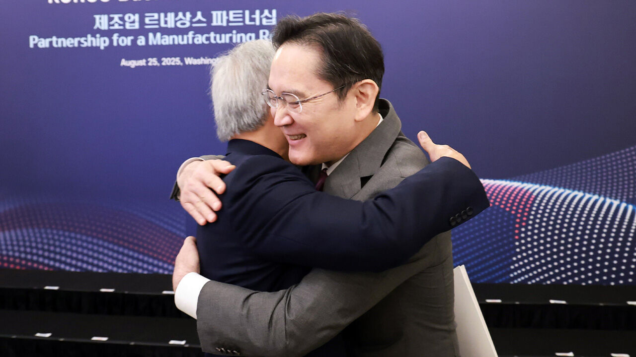 한미정상회담, 이 대통령과 담소한 젠슨 황…이재용과도 포옹