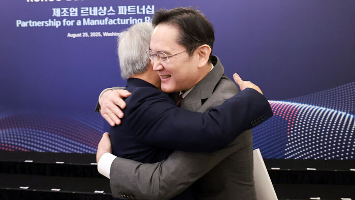 이재용 삼성전자 회장이 지난 8월 25일(현지시간) 미국 워싱턴DC 윌라드 호텔에서 열린 한미 비즈니스 라운드 테이블에서 젠슨 황 엔비디아 최고경영자와 포옹하고 있다. (사진=연합뉴스)