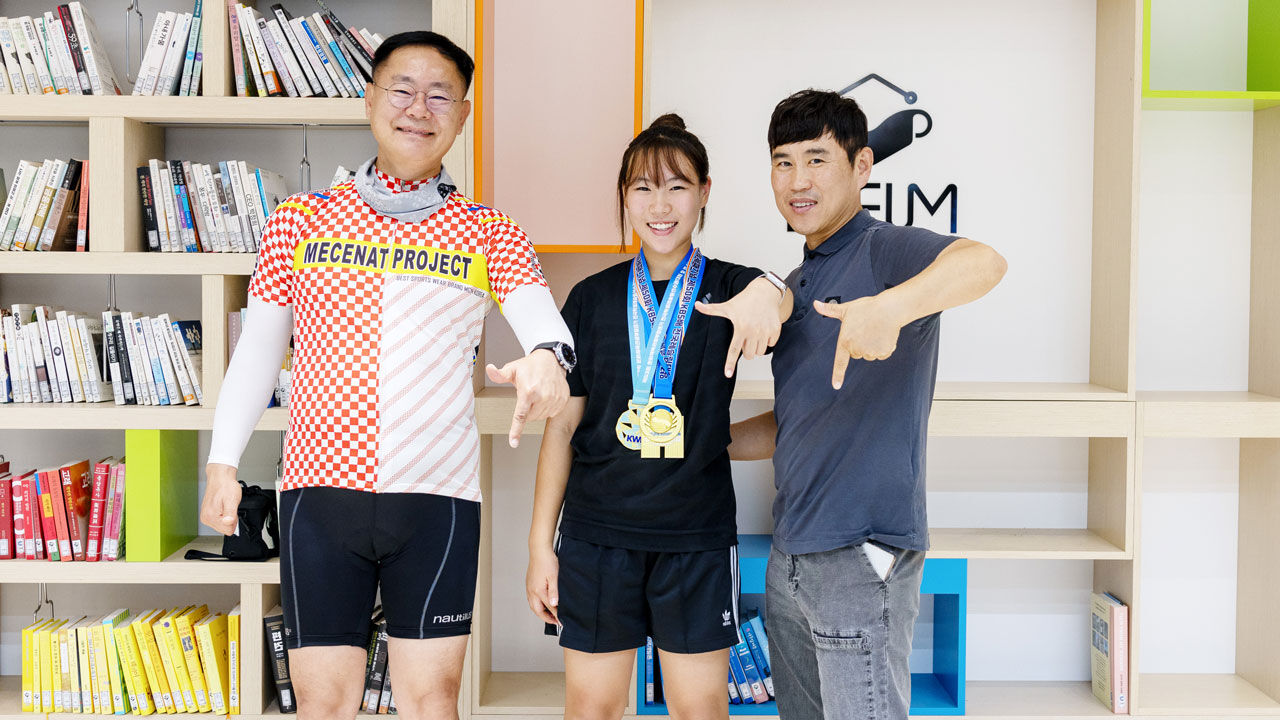 "태클로 정상에 우뚝"…칠곡 소녀, 남녀 레슬링 통합우승