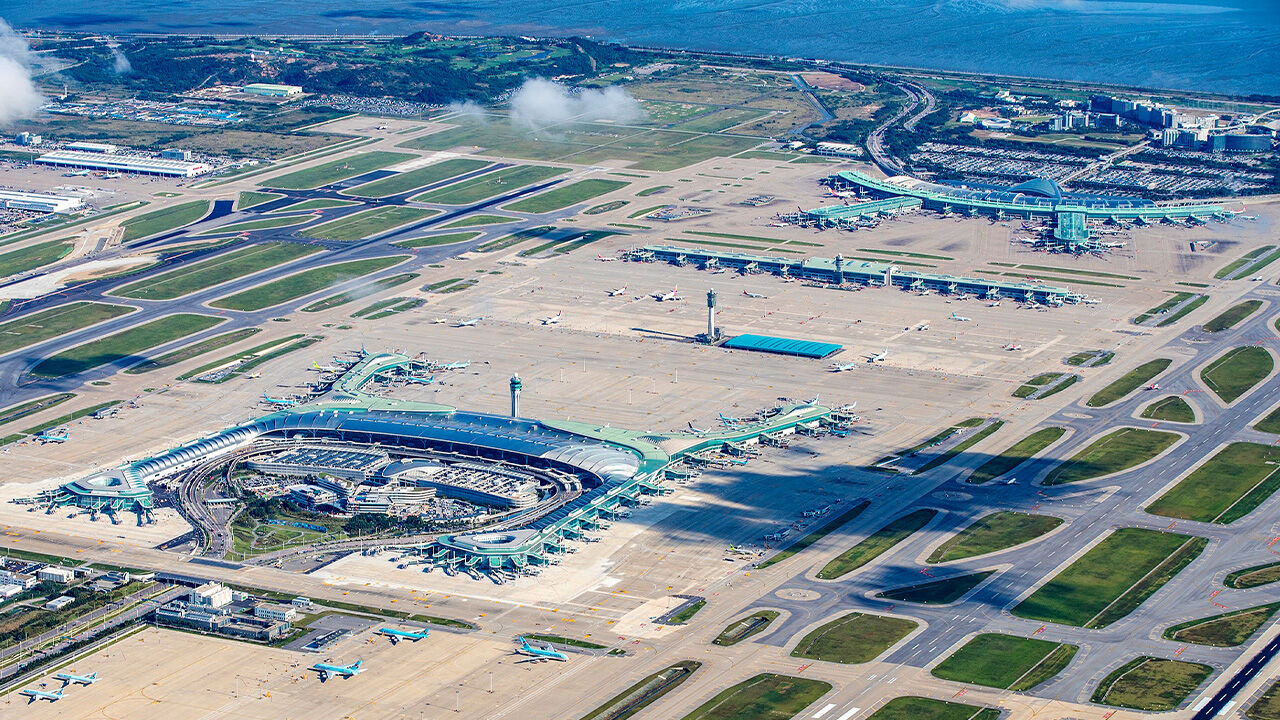인천공항 울타리 들이받은 차량…공항공사 자회사 직원 숨져