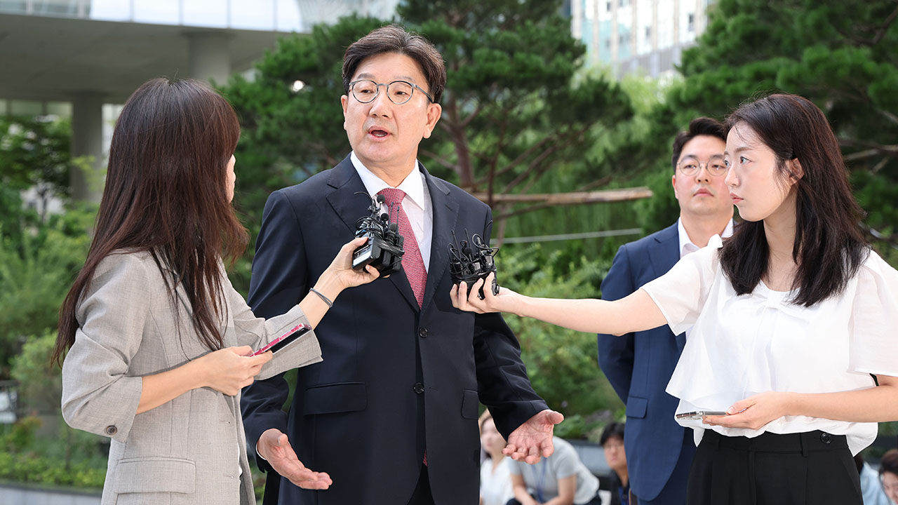 권성동, 김건희특검 출석…정치자금법 위반 혐의 피의자