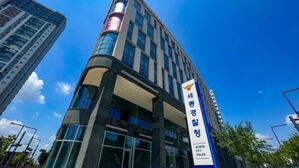 고용노동부 6층 들어가 인화물질 뿌린 50대 민원인 체포