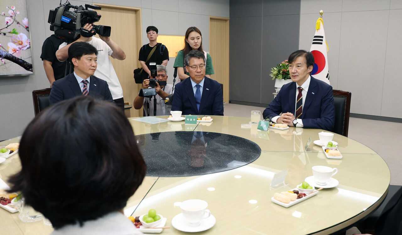 조국, 담양군수 만나 "호남 발전 위해 생산적 경쟁해야"