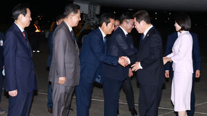이 대통령, 미&middot;일 순방 마치고 귀국&hellip;김민석 총리 등 영접