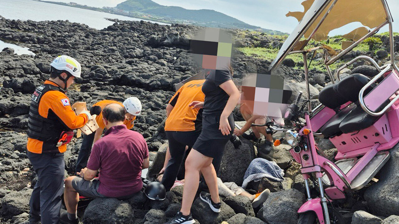 제주 우도서 관광객 탄 삼륜전기오토바이 추락…2명 부상