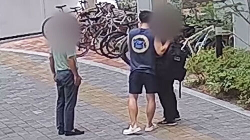 두리번 찰칵, 뒤밟았더니…휴가 갔던 경찰에 딱 걸렸다