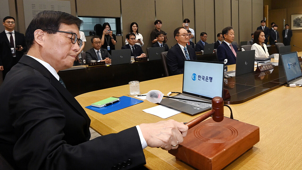 집값·대출 불씨 살아날라…한은, 기준금리 2.50%로 동결