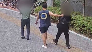 '봉투 건네던 순간'&hellip;휴가 중 경찰 눈썰미에 보이스피싱 적발