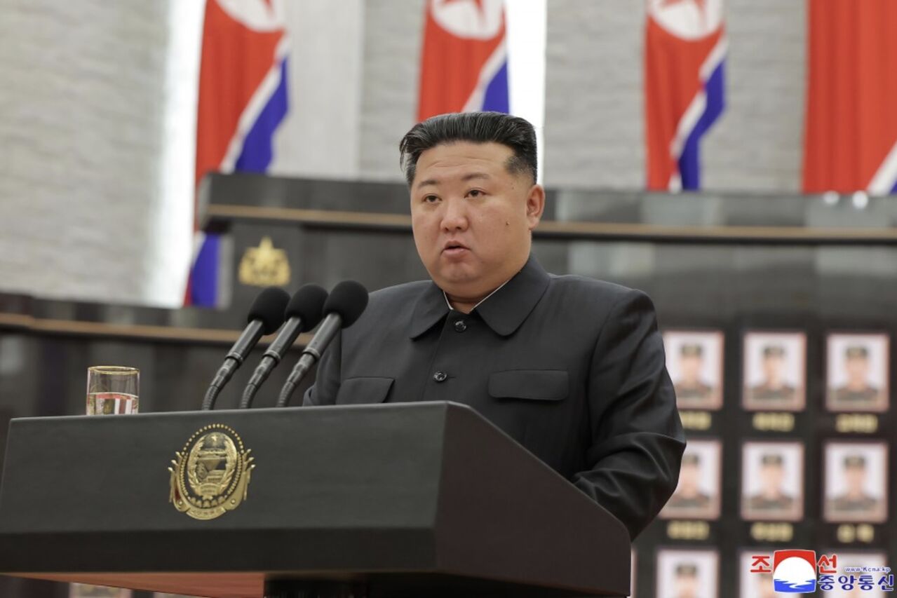 '국가표창수여식'에서 연설하는 김정은