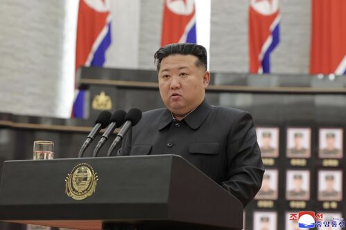 '국가표창수여식'에서 연설하는 김정은