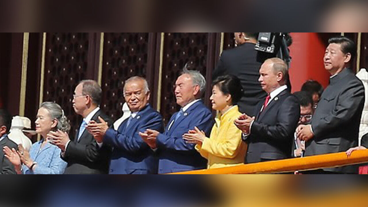 박근혜 대통령이 2015년 9월 3일 중국 베이징 톈안먼에서 열린 '항일(抗日)전쟁 및 세계 반(反)파시스트 전쟁 승전 70주년'(전승절) 기념행사에 참석해 시진핑 중국 국가주석, 푸틴 러시아 대통령 등 각국 정상들과 함께 성루에 서 있다.