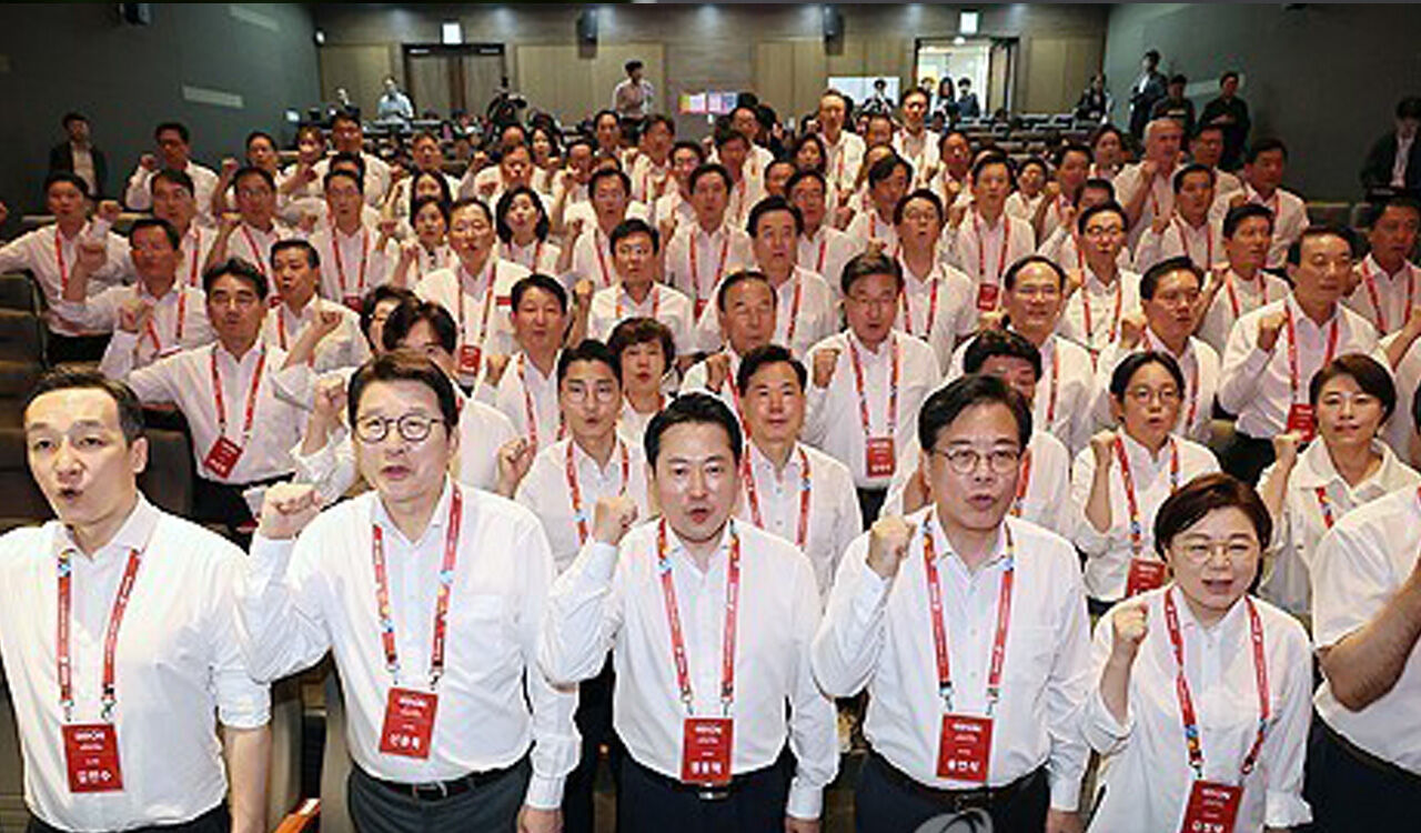 국민의힘 '장동혁'호 첫 연찬회…"전쟁 출정식, 죽을 각오로"