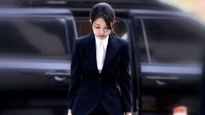 '혐의부인' 김건희, 구속기소에 "주어진 길&hellip;변명하지 않겠다"
