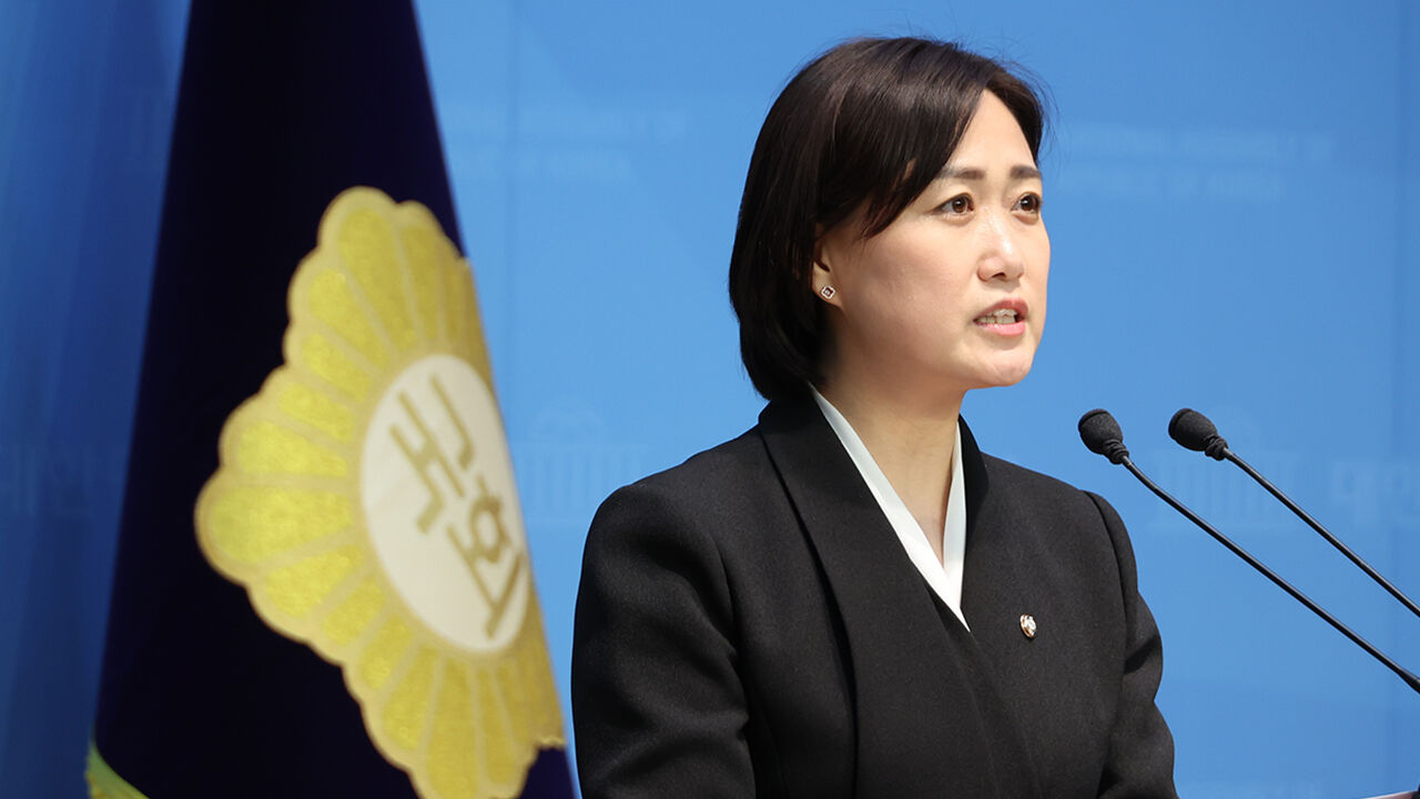 민주당 "'금거북이 청탁 의혹' 국교위원장 잠적…숨는 자가 범인"