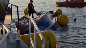 19명 탄 낚싯배 다른 어선과 충돌해 전복…전원 구조