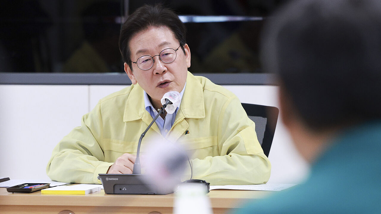 이재명 대통령이 30일 강원 강릉시청 재난안전상황실에서 열린 가뭄 대책 회의에서 발언하고 있다.