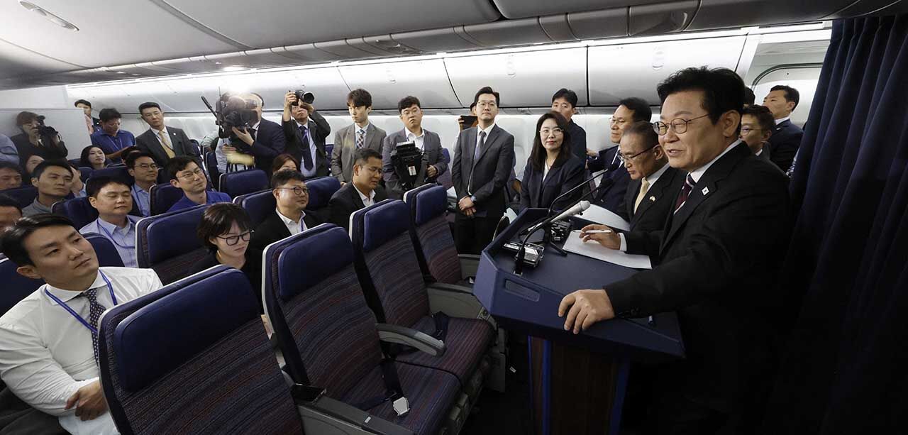 이재명 대통령이 현지 시간 지난 24일 일본 도쿄 하네다공항 이륙 뒤 미국 워싱턴DC로 향하는 공군 1호기 기내에서 기자간담회를 하고 있다. (사진=연합뉴스)