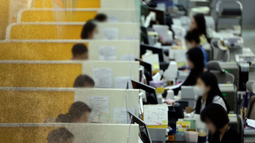 대출 금리는 그대로인데…예금 금리는 3년 만 최저, 왜