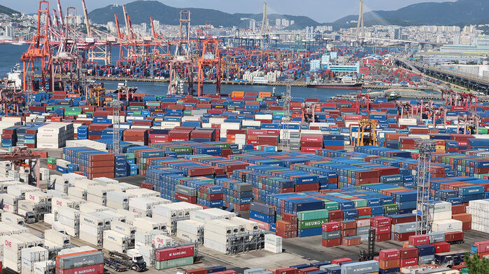 수출입 화물이 쌓여 있는 부산항 신선대부두, 감만부두 (사진=연합뉴스)