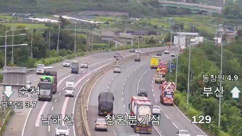 남해고속도 달리던 트레일러 녹지대로 추락, 60대 운전사 숨져