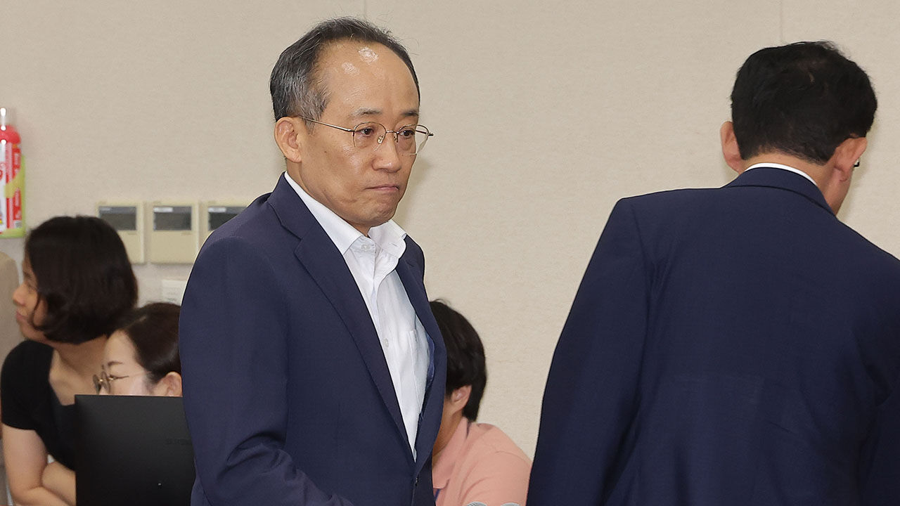 특검, '계엄 해제 방해' 추경호 자택·의원실 등 전방위 압수수색