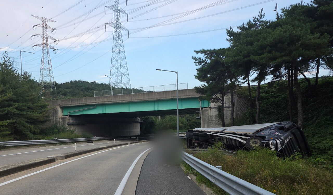 부산울산고속도로서 화물차 전도돼 장안IC 램프 통제
