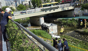 성북구서 택시와 충돌한 택배 배송 트럭 다리 아래로 추락