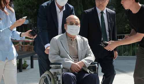 '나토 목걸이 인사청탁' 서희건설 이봉관 회장, 김건희 특검 출석