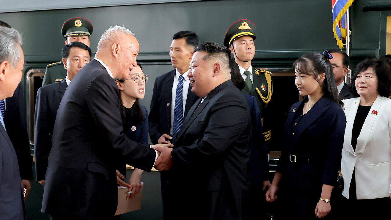 북한 "김정은 베이징 도착, 왕이 등 영접"…딸 주애도 동행